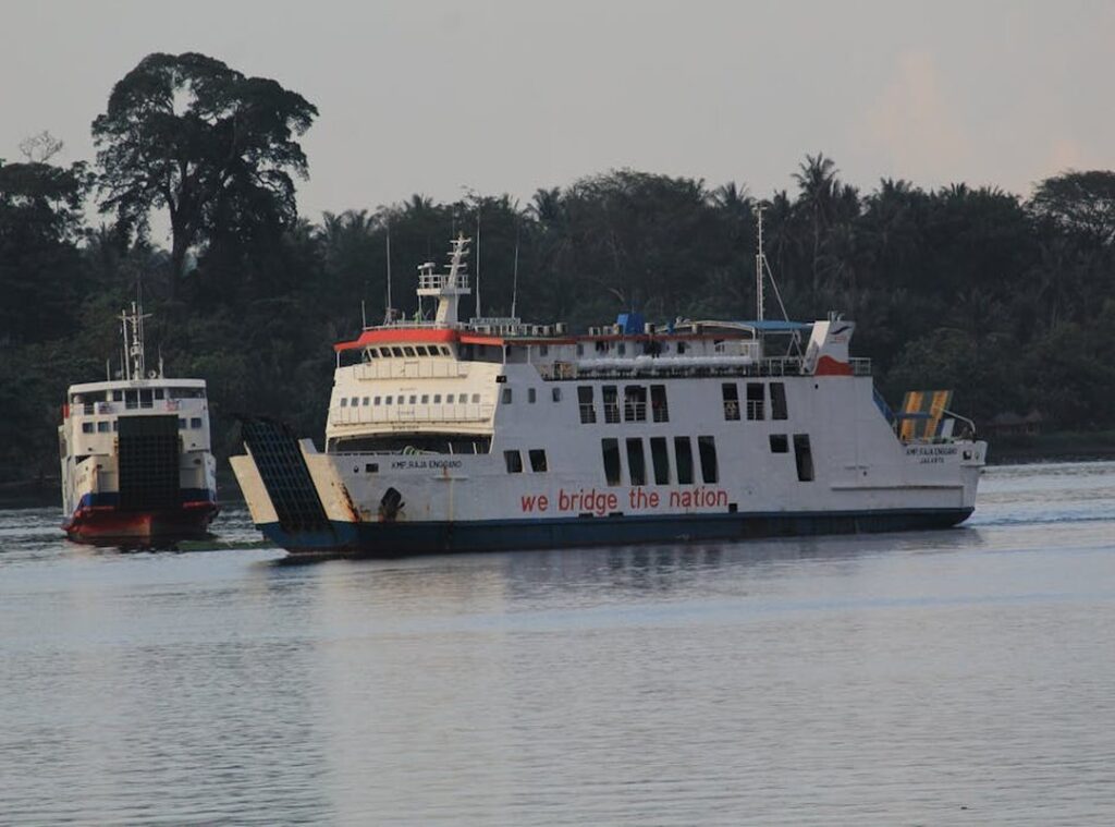 lukisan hidupan laut hitam putih